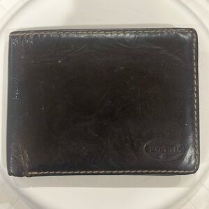 Nice Fossil Men’s dark brown wallet